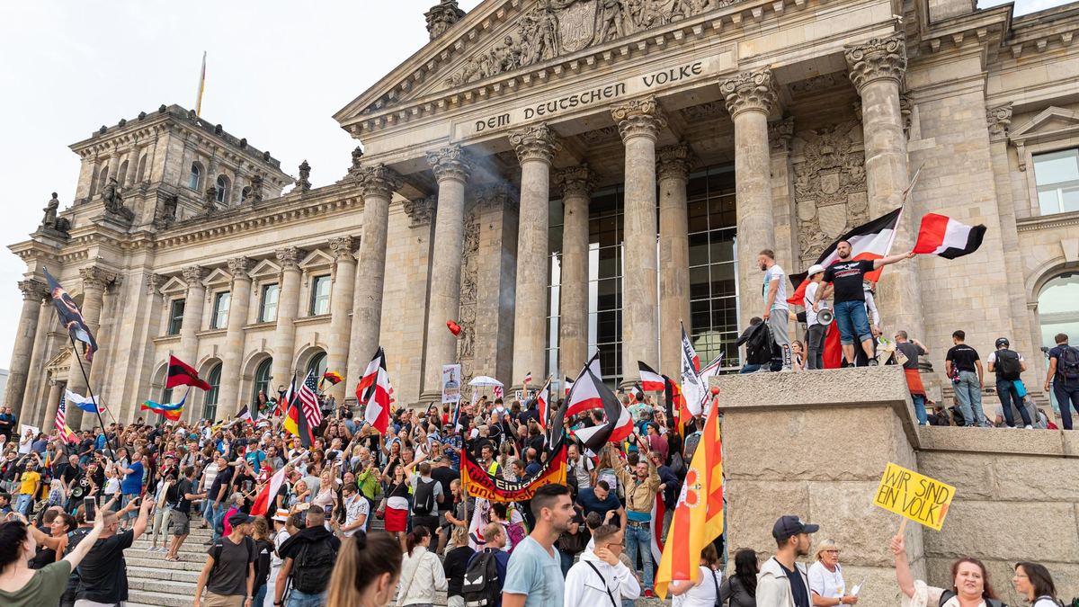 Am 29. August 2020 stürmten Teilnehmer einer Kundgebung gegen die Corona-Maßnahmen die Treppe vor dem Reichstagsgebäude. - Foto: Achille Abboud/NurPhoto/dpa
