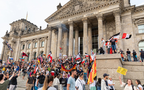 Am 29. August 2020 stürmten Teilnehmer einer Kundgebung gegen die Corona-Maßnahmen die Treppe vor dem Reichstagsgebäude. - Foto: Achille Abboud/NurPhoto/dpa