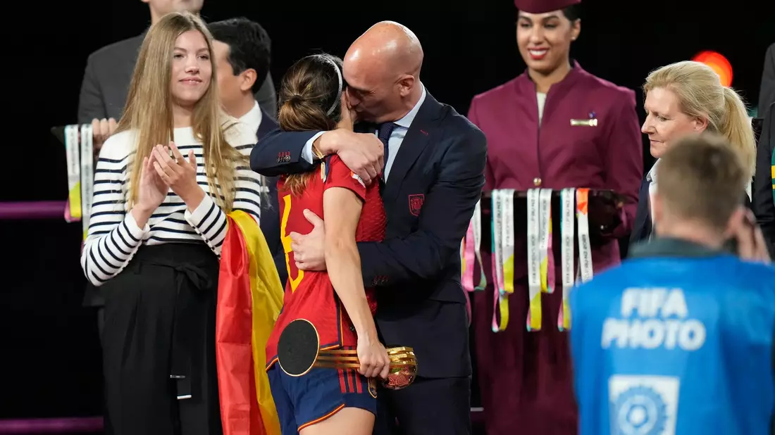 Luis Rubiales umarmt Aitana Bonmati auf dem Podium nach dem Sieg Spaniens im WM-Finale. - Bild: Alessandra Tarantino/AP/dpa