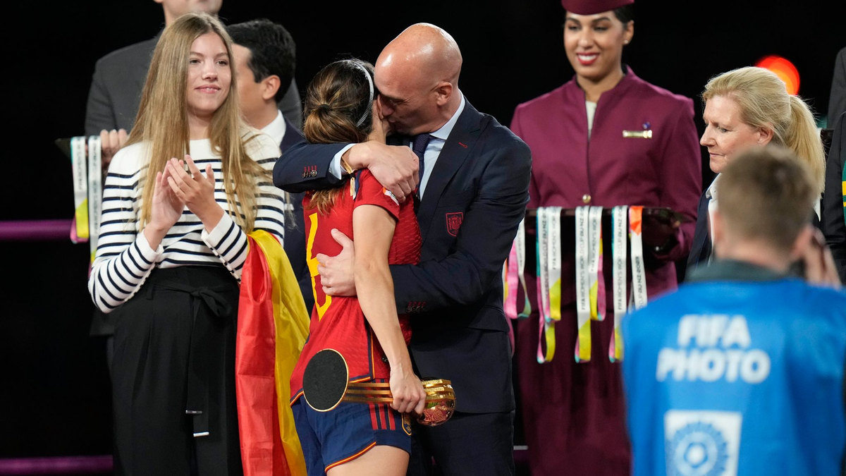 Luis Rubiales umarmt Aitana Bonmati auf dem Podium nach dem Sieg Spaniens im WM-Finale. - Foto: Alessandra Tarantino/AP/dpa