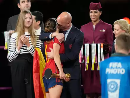 Spaniens früherer Fußball-Verbandspräsident Luis Rubiales ist mit seinem Einspruch gegen die dreijährige Sperre gescheitert. - Foto: Alessandra Tarantino/AP/dpa
