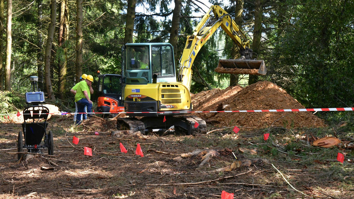 Nach einem Hinweis auf ein Massengrab mit Dutzenden vom französischen Widerstand erschossenen Wehrmachtssoldaten in Südfrankreich wurde bei Meymac erneut gesucht. - Foto: Pascal Lachenaud/AFP/dpa