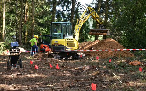 Nach einem Hinweis auf ein Massengrab mit Dutzenden vom französischen Widerstand erschossenen Wehrmachtssoldaten in Südfrankreich wurde bei Meymac erneut gesucht. - Foto: Pascal Lachenaud/AFP/dpa