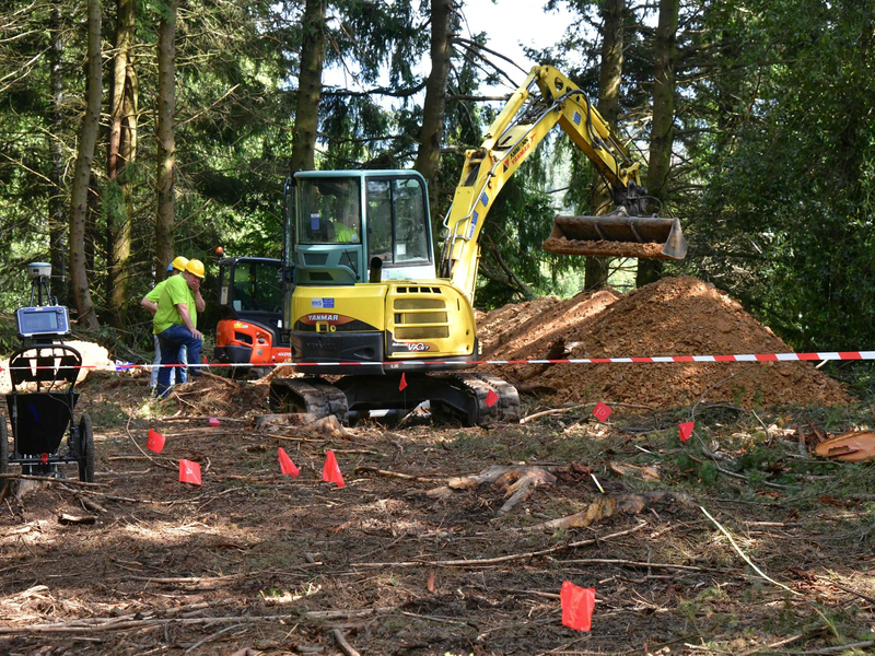 Nach einem Hinweis auf ein Massengrab mit Dutzenden vom französischen Widerstand erschossenen Wehrmachtssoldaten in Südfrankreich wurde bei Meymac erneut gesucht. - Foto: Pascal Lachenaud/AFP/dpa