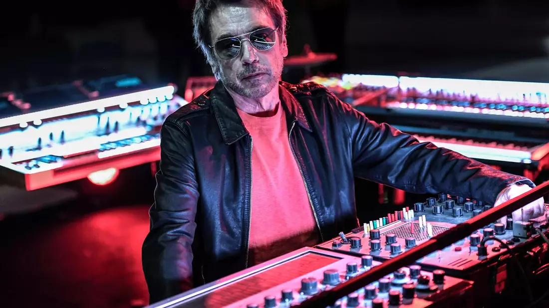 Jean-Michel Jarre auf der Bühne in der Kathedrale Notre-Dame vor dem Virtual-Reality-Silvesterkonzert 2020. - Bild: Stephane De Sakutin/AFP/dpa