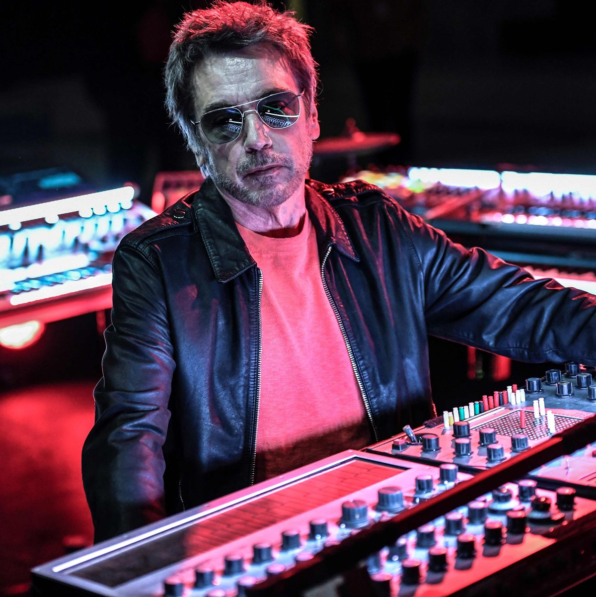 Jean-Michel Jarre auf der Bühne in der Kathedrale Notre-Dame vor dem Virtual-Reality-Silvesterkonzert 2020. - Foto: Stephane De Sakutin/AFP/dpa