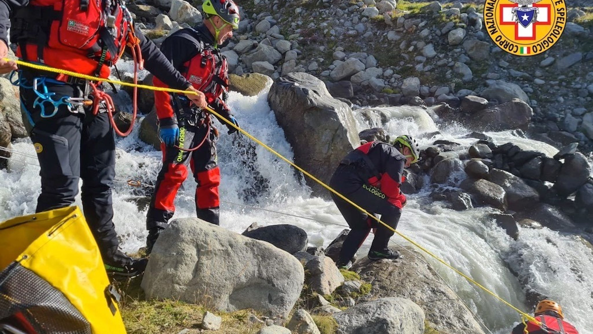 Einsatzkräfte der Bergrettung an einem Wildbach in der Nähe des Fellaria-Gletschers, wo zwei Frauen ertranken. - Foto: Italienische Bergrettung/dpa