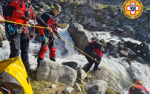 Einsatzkräfte der Bergrettung an einem Wildbach in der Nähe des Fellaria-Gletschers, wo zwei Frauen ertranken. - Foto: Italienische Bergrettung/dpa