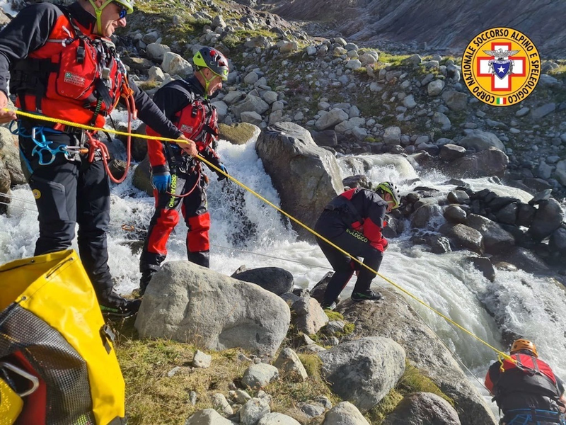 Einsatzkräfte der Bergrettung an einem Wildbach in der Nähe des Fellaria-Gletschers, wo zwei Frauen ertranken. - Foto: Italienische Bergrettung/dpa