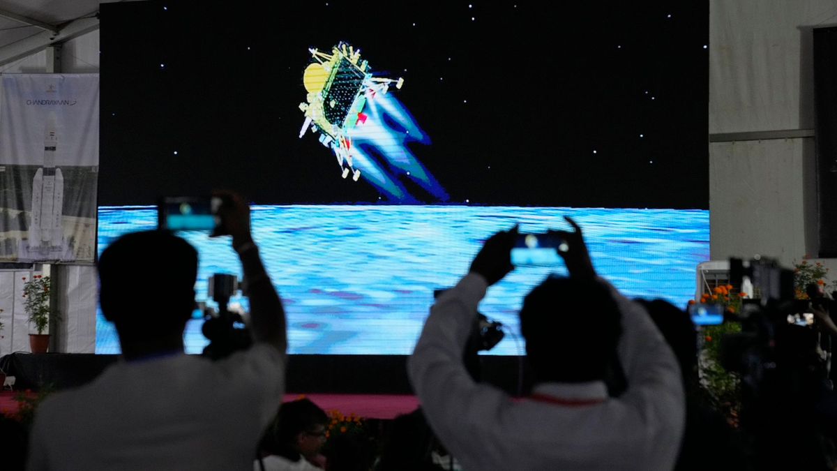 Indien ist als viertem Land eine sanfte Landung auf dem Mond geglückt. - Foto: Aijaz Rahi/AP/dpa