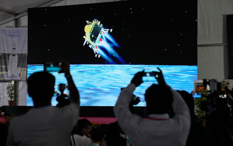 Indien ist als viertem Land eine sanfte Landung auf dem Mond geglückt. - Foto: Aijaz Rahi/AP/dpa