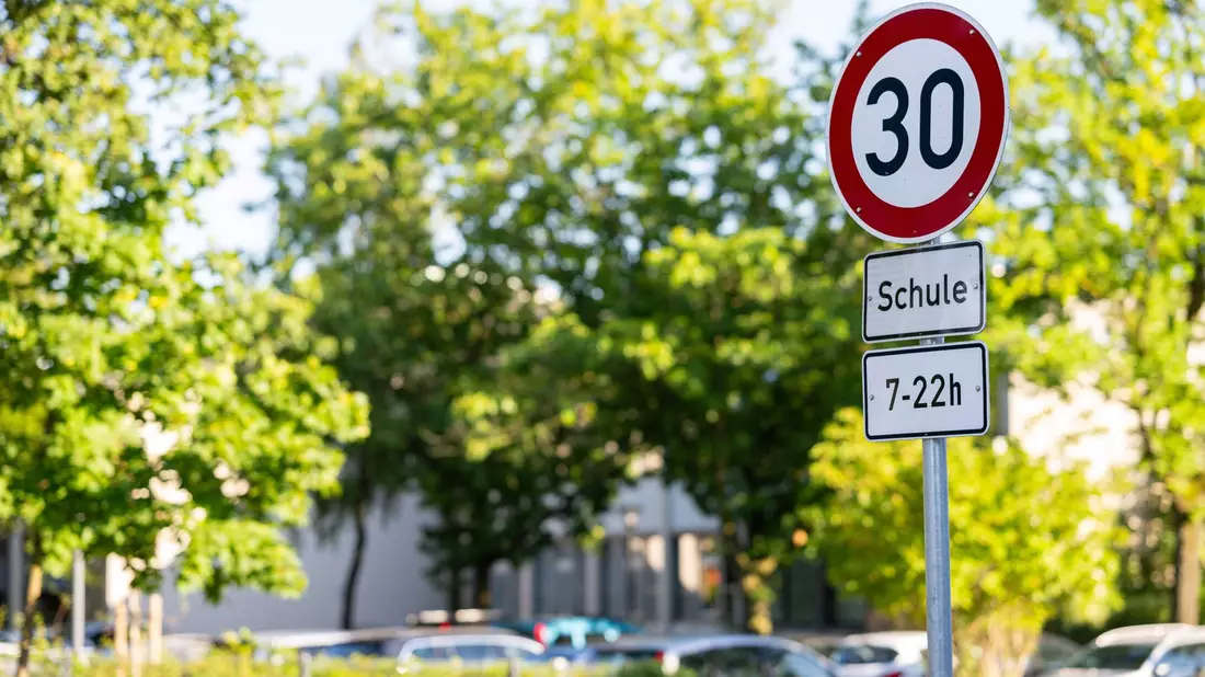 Straßenschilder in unmittelbarer Nähe des Tatortes in Harsewinkel. - Bild: Guido Kirchner/dpa