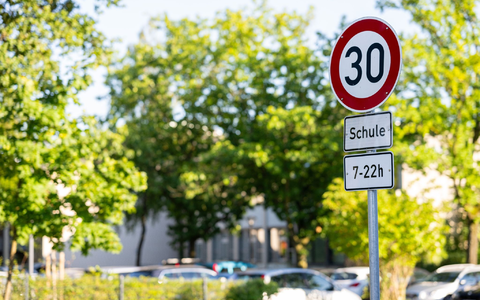 Straßenschilder in unmittelbarer Nähe des Tatortes in Harsewinkel. - Foto: Guido Kirchner/dpa