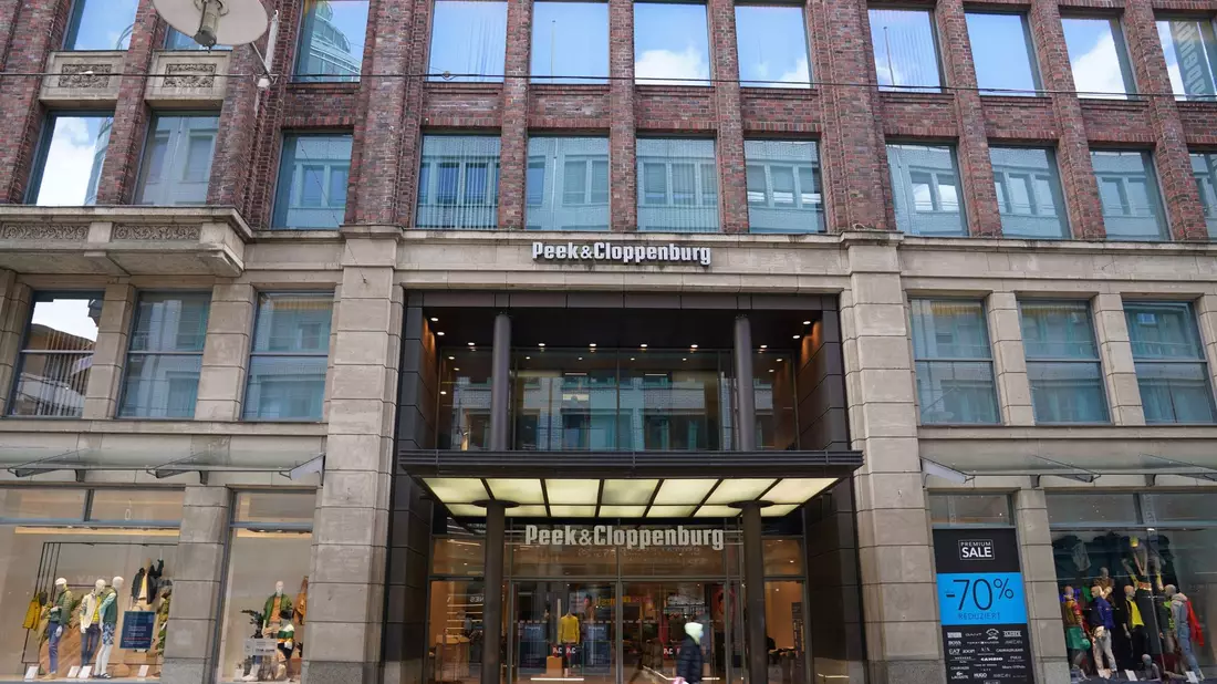 Peek &Cloppemburg in Hamburg: Der Modehändler will sich neu aufstellen. - Bild: Marcus Brandt/dpa