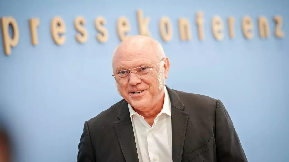 Ulrich Schneider, Hauptgeschäftsführer Paritätischer Gesamtverband, stellt auf einer Pressekonferenz Ergebnisse einer Umfrage zu Kosten der Pflege sowie gemeinsame Forderungen vor. - Bild: Kay Nietfeld/dpa