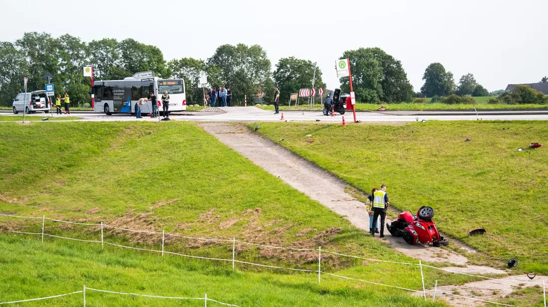 Beim Zusammenstoß des Quad-Trikes mit zwei Fußgängern sind ein Junge ums Leben gekommen und drei weitere Personen schwer verletzt worden. - Bild: Daniel Bockwoldt/dpa