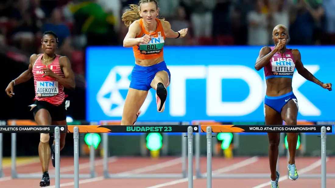 Femke Bol (M) holte über 400 Meter Hürden ihren ersten WM-Titel. - Bild: Petr David Josek/AP