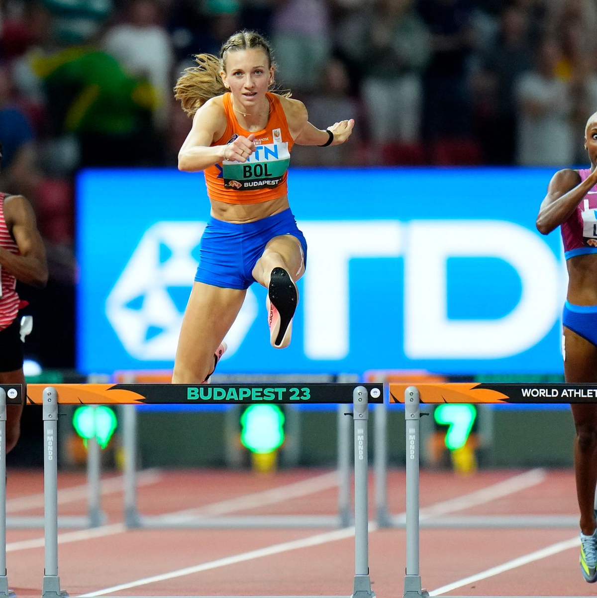 Femke Bol (M) holte über 400 Meter Hürden ihren ersten WM-Titel. - Foto: Petr David Josek/AP