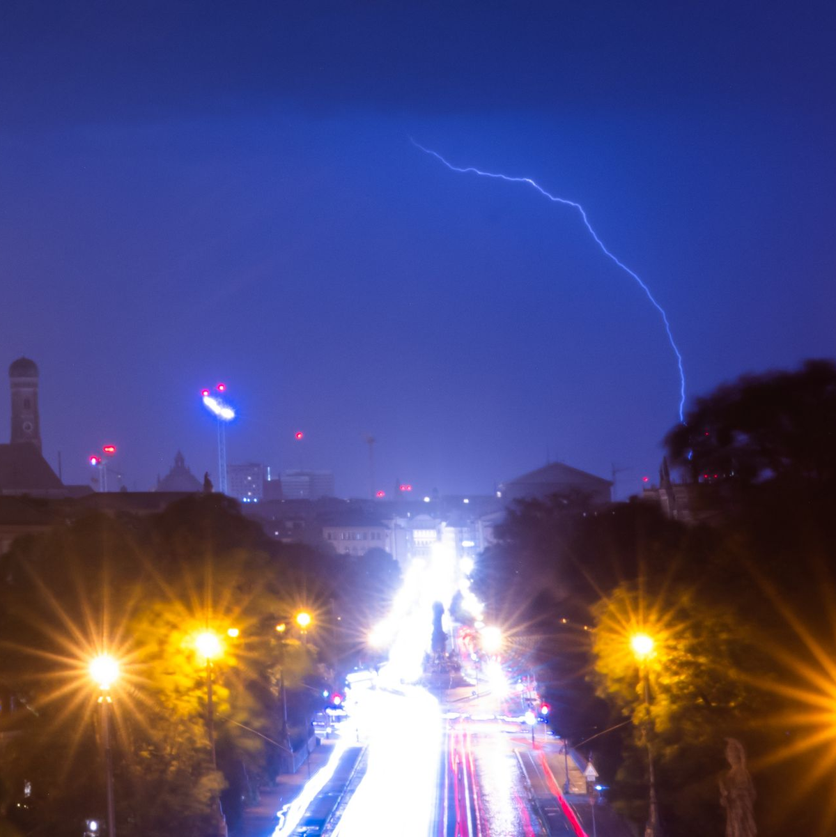 Blitze zucken über München. - Foto: Peter Kneffel/dpa