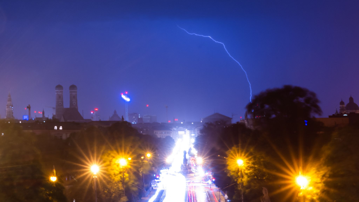 Blitze zucken über der bayerischen Landeshauptstadt. - Foto: Peter Kneffel/dpa