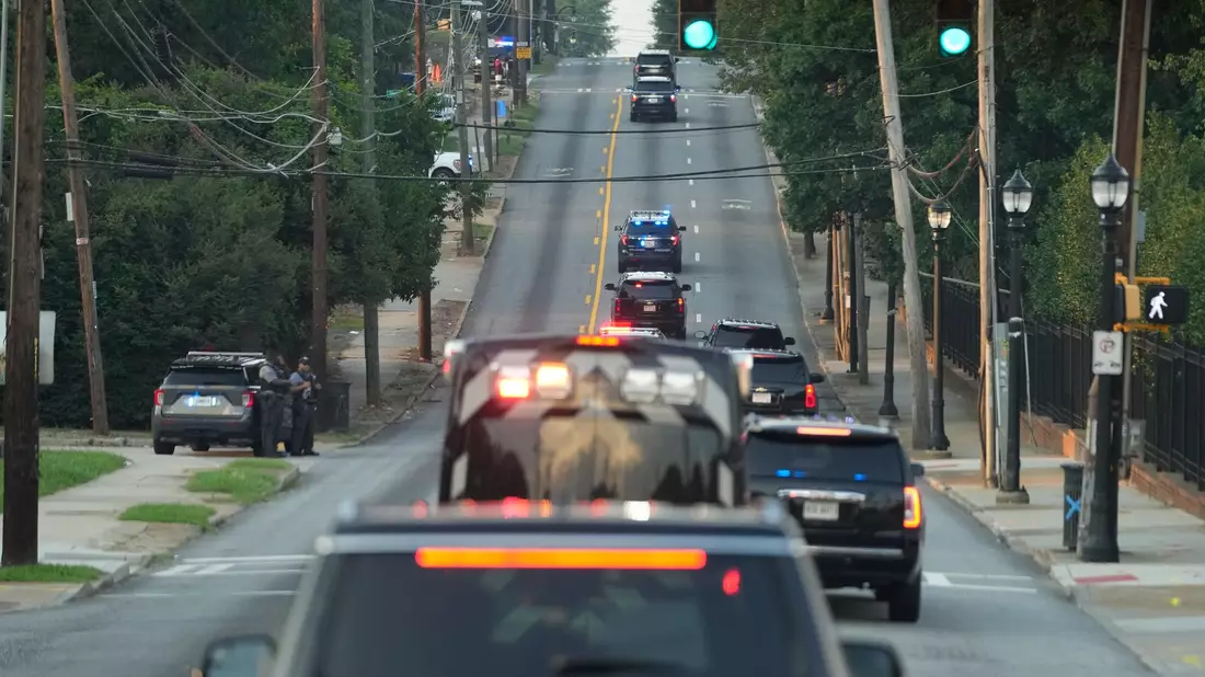 Die Autokolonne mit Donald Trump fährt in Atlanta zum Gefängnis von Fulton County. - Bild: Alex Brandon/AP