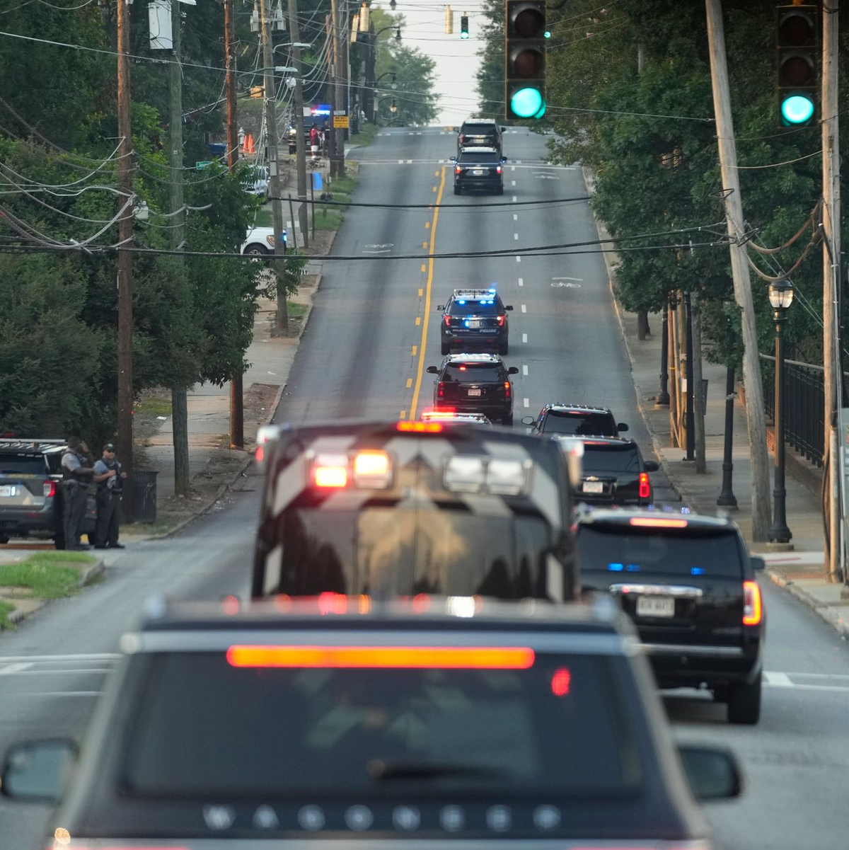 Die Autokolonne mit Donald Trump fährt in Atlanta zum Gefängnis von Fulton County. - Foto: Alex Brandon/AP