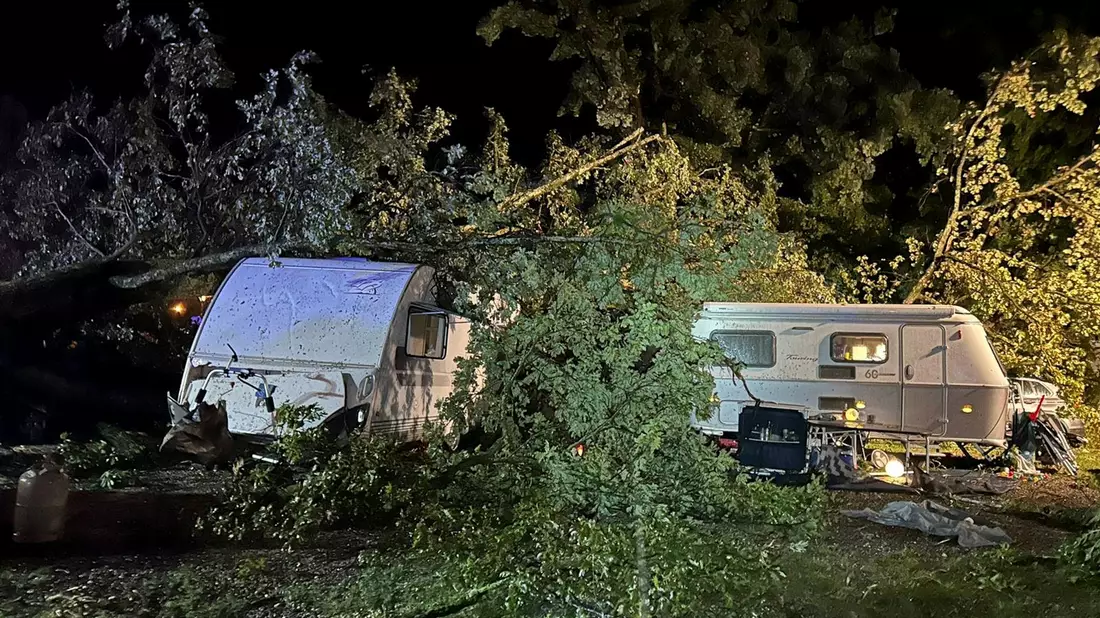 Bei einem schweren Unwetter sind auf einem Campingplatz in Lindau am Bodensee mehrere Bäume umgestürzt. - Bild: Tobias Beck/dpa