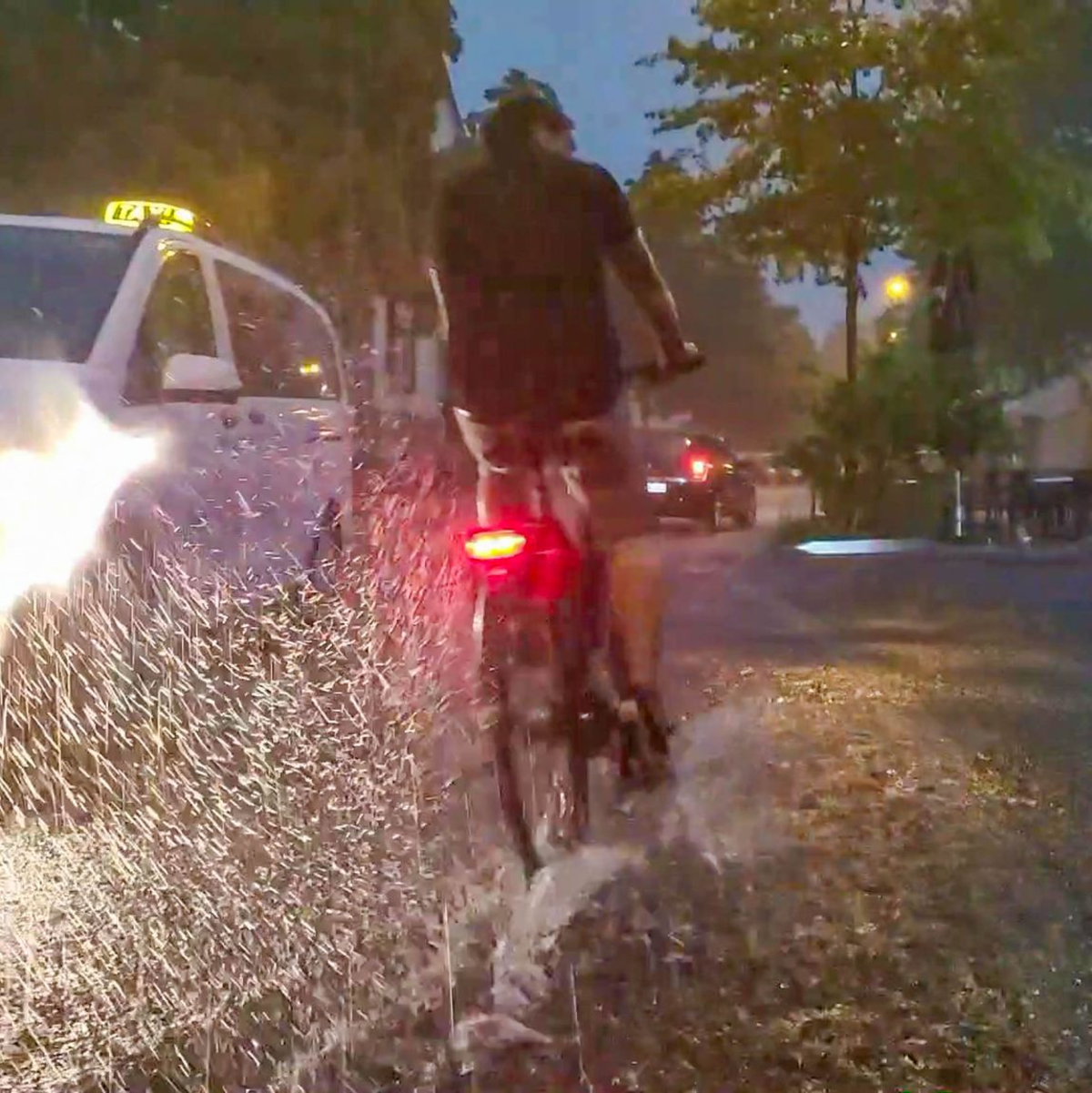 Eine überschwemmte Straße in Freiburg. - Foto: -/Einsatz-Report24 /dpa