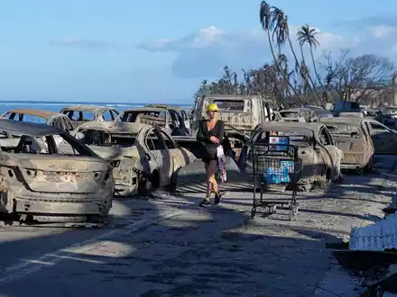 Ausgebrannte Autos in Lahaina. - Foto: Rick Bowmer/AP/dpa