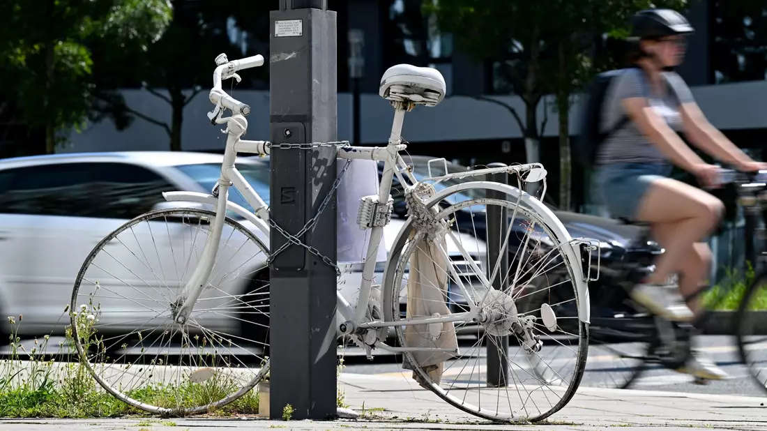 Ein Ghost-Bike erinnert in Frankfurt an einen Unfall, bei dem ein 34-Jähriger von einem Lastwagenfahrer erfasst und tödlich verletzt wurde. - Bild: Arne Dedert/dpa