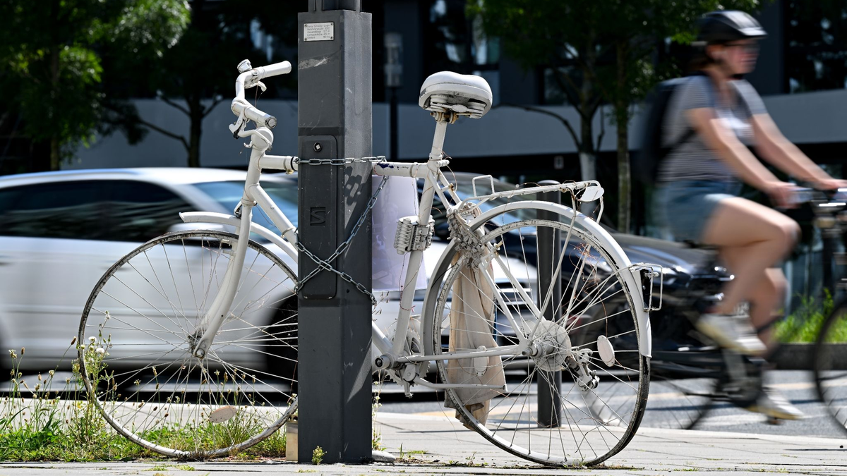 Ein Ghost-Bike erinnert in Frankfurt an einen Unfall, bei dem ein 34-Jähriger von einem Lastwagenfahrer erfasst und tödlich verletzt wurde. - Foto: Arne Dedert/dpa