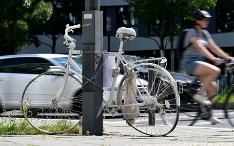 Ein Ghost-Bike erinnert in Frankfurt am Main an einen tödlichen Fahrradunfall. - Foto: Arne Dedert/dpa