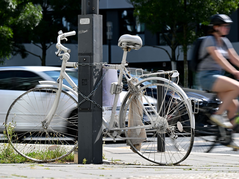 Ein Ghost-Bike erinnert in Frankfurt am Main an einen tödlichen Fahrradunfall. - Foto: Arne Dedert/dpa