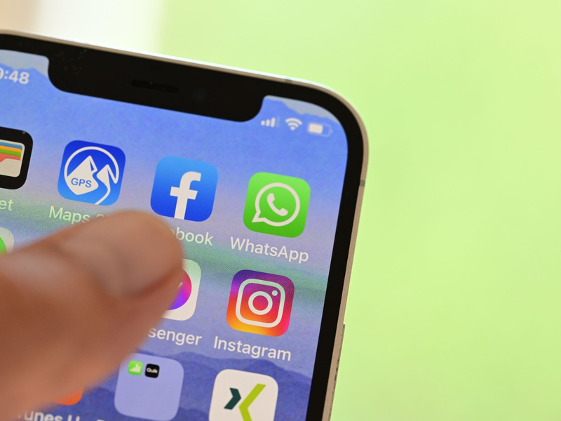 Soziale Medien müssen künftig schärfer gegen illegale Inhalte vorgehen. - Foto: Bernd Weißbrod/dpa