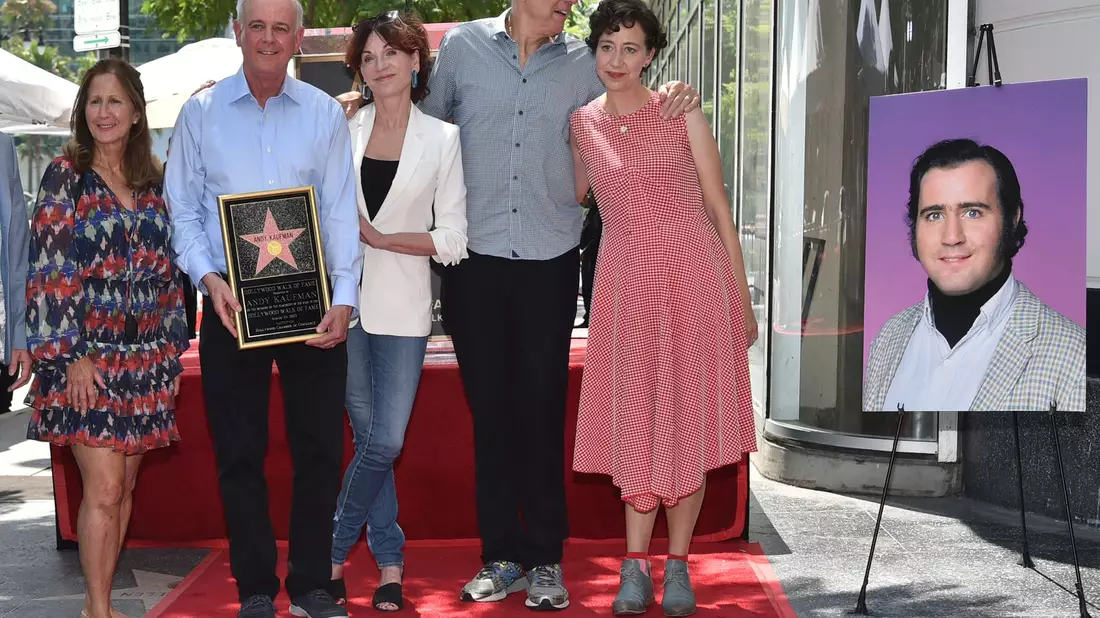 Carol Kaufman-Kerman, Michael Kaufman, Schauspielern Marilu Henner, Kevin Nealon und Kristen Schaal (l-r) ehren Andy Kaufman. - Bild: Richard Shotwell/Invision/AP/dpa