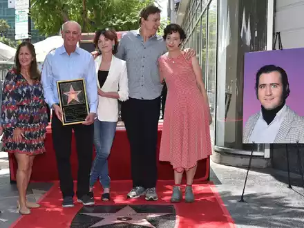 Carol Kaufman-Kerman, Michael Kaufman, Schauspielern Marilu Henner, Kevin Nealon und Kristen Schaal (l-r) ehren Andy Kaufman. - Foto: Richard Shotwell/Invision/AP/dpa