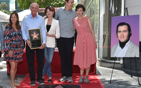 Carol Kaufman-Kerman, Michael Kaufman, Schauspielern Marilu Henner, Kevin Nealon und Kristen Schaal (l-r) ehren Andy Kaufman. - Foto: Richard Shotwell/Invision/AP/dpa