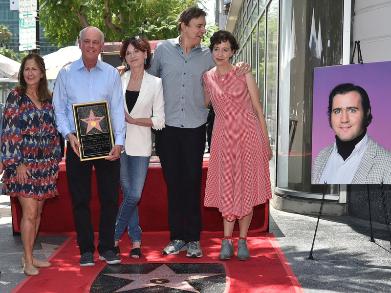 Carol Kaufman-Kerman, Michael Kaufman, Schauspielern Marilu Henner, Kevin Nealon und Kristen Schaal (l-r) ehren Andy Kaufman. - Foto: Richard Shotwell/Invision/AP/dpa