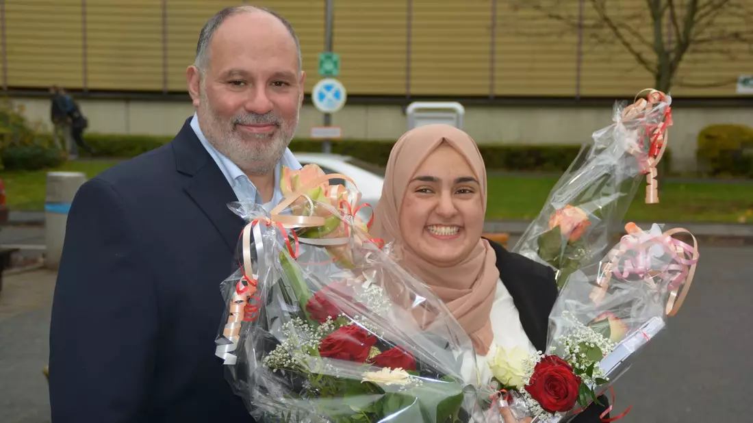 Hier strahlten sie noch gemeinsam: die ägyptisch-deutsche Aktivistin Fagr Eladly und ihr Vater 2017 an der Universität Heidelberg. - Bild: -/Fagr El Adly/dpa