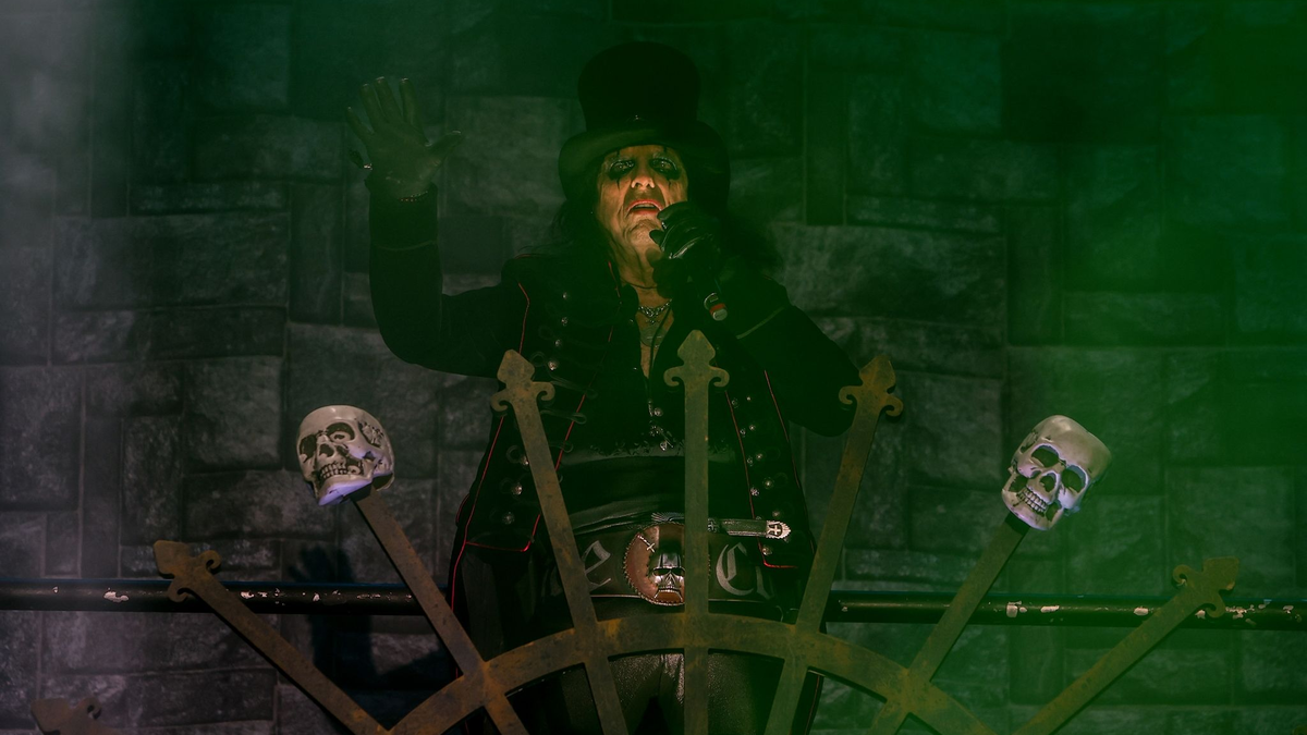 Großer Showman, großartiger Entertainer: Alice Cooper. - Foto: Ricardo Rubio/EUROPA PRESS/dpa