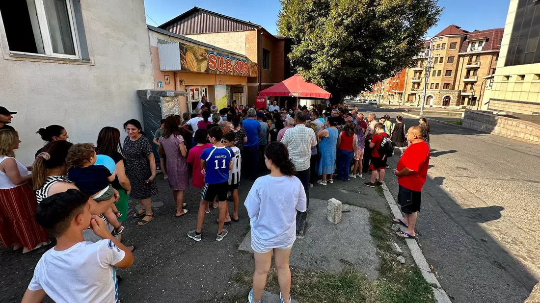 Ein geschlossener Marktstand ohne Waren. Im Gebiet Berg-Karabach im Kaukasus tief im Süden der früheren Sowjetunion spitzt sich die Lage bedrohlich zu. - Bild: Marut Vanyan/dpa