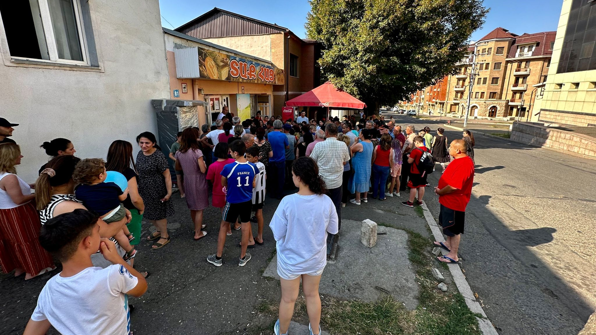 Ein geschlossener Marktstand ohne Waren. Im Gebiet Berg-Karabach im Kaukasus tief im Süden der früheren Sowjetunion spitzt sich die Lage bedrohlich zu. - Foto: Marut Vanyan/dpa