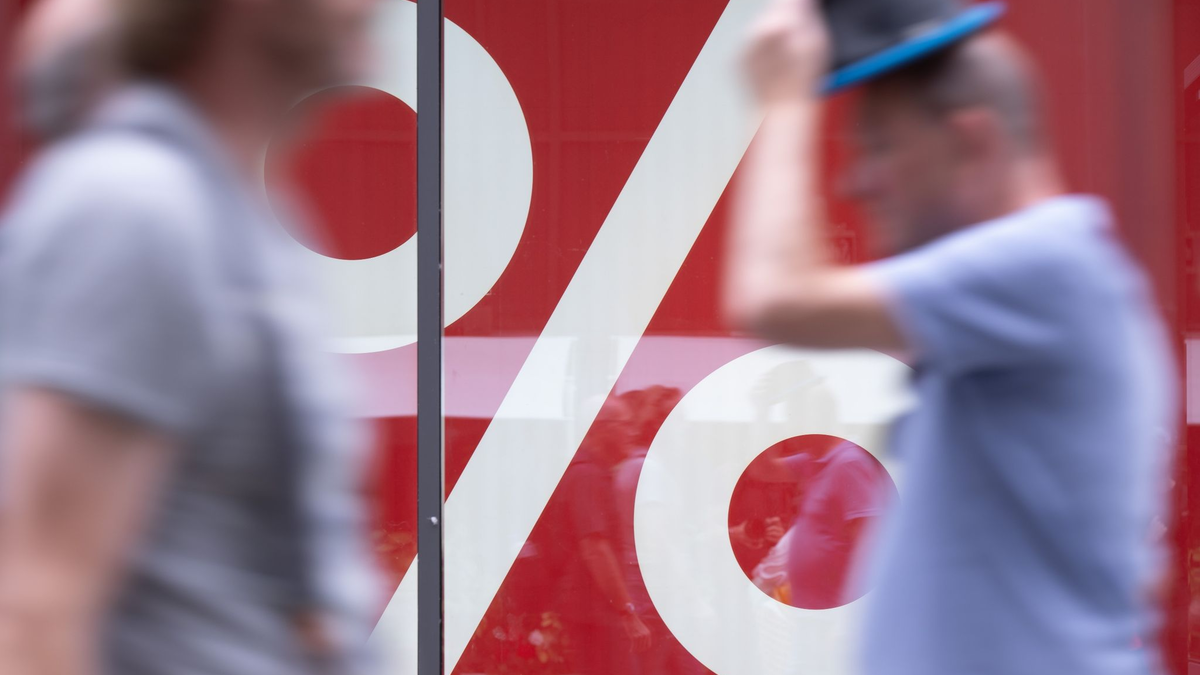 Passanten gehen in einer Fußgängerzone an einem Schaufenster vorbei: Der Ifo-Geschäftsklimaindex wurde veröffentlicht. - Foto: Sebastian Kahnert/dpa