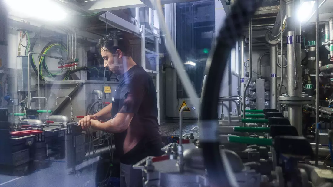 Ein Mann aus Marokko prüft die Verschlüsse einer Filteranlage. Die Zahl der ausländischen Fachkräfte in technischen Berufen hat sich in Deutschland stark erhöht. - Bild: Jan Woitas/dpa