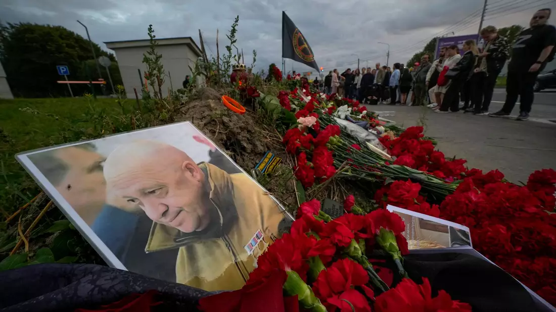 Ein Porträt des Chefs der Privatarmee Wagner, Jewgeni Prigoschin, liegt an einer informellen Gedenkstätte in St. Petersburg. - Bild: Dmitri Lovetsky/AP/dpa