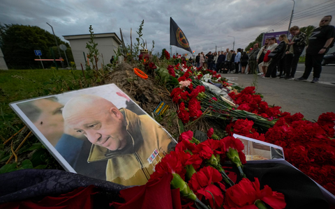 Ein Porträt des Chefs der Privatarmee Wagner, Jewgeni Prigoschin, liegt an einer informellen Gedenkstätte in St. Petersburg. - Foto: Dmitri Lovetsky/AP/dpa