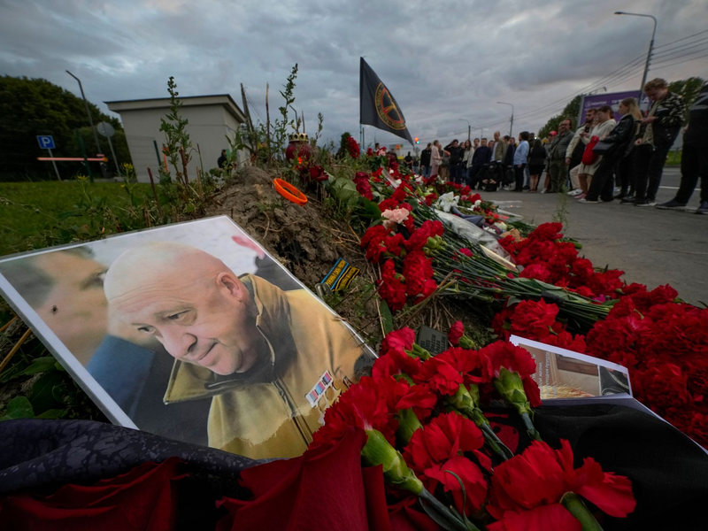 Ein Porträt des Chefs der Privatarmee Wagner, Jewgeni Prigoschin, liegt an einer informellen Gedenkstätte in St. Petersburg. - Foto: Dmitri Lovetsky/AP/dpa