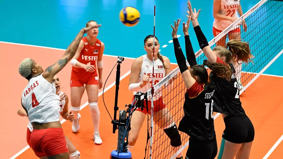 Die deutschen Volleyballerinnen treffen im EM-Achtelfinale auf Polen. - Bild: Roberto Pfeil/dpa