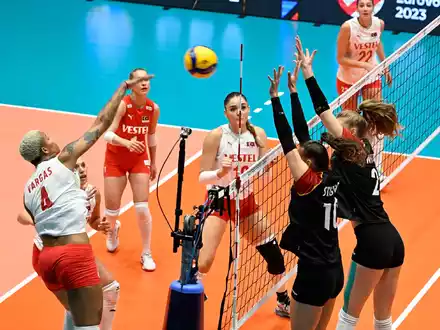 Die deutschen Volleyballerinnen treffen im EM-Achtelfinale auf Polen. - Foto: Roberto Pfeil/dpa