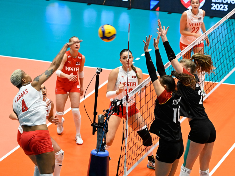 Die deutschen Volleyballerinnen treffen im EM-Achtelfinale auf Polen. - Foto: Roberto Pfeil/dpa